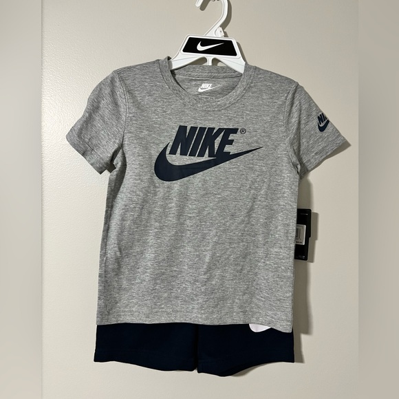 Nike Boys 2 Piece Shirt and Shorts Set Size 7 - Picture 1 of 9